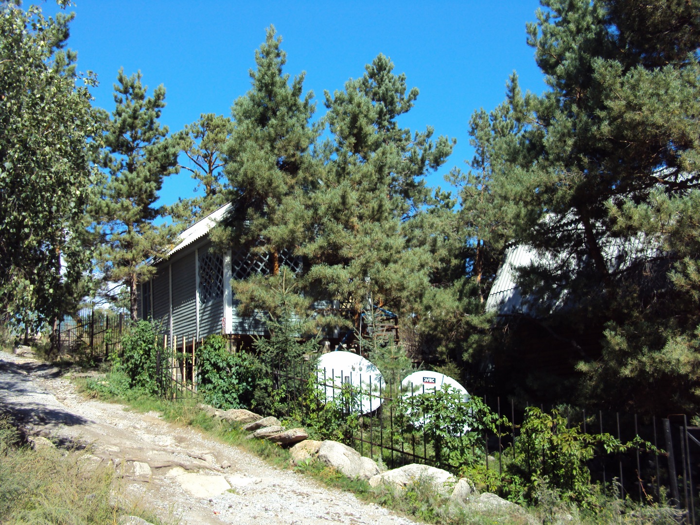 Дом № 1 за лагерем Саши Ковалева 4-х местный - Limpopo Travel в Казахстане